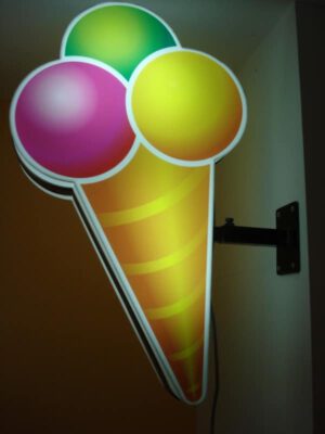Eisreklame beleuchtete Eistüte